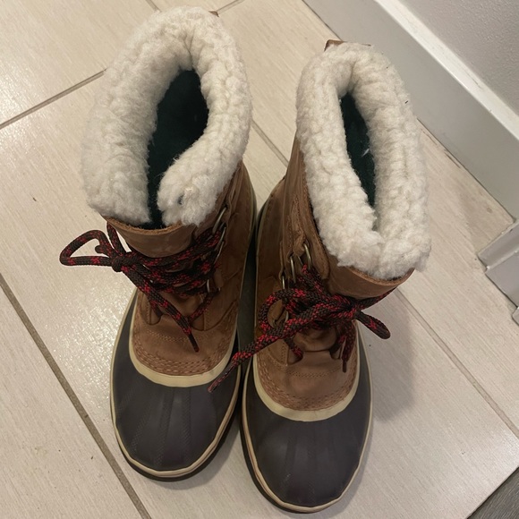 Sorel Women's Caribou Boots size 7 - like new - Picture 3 of 5